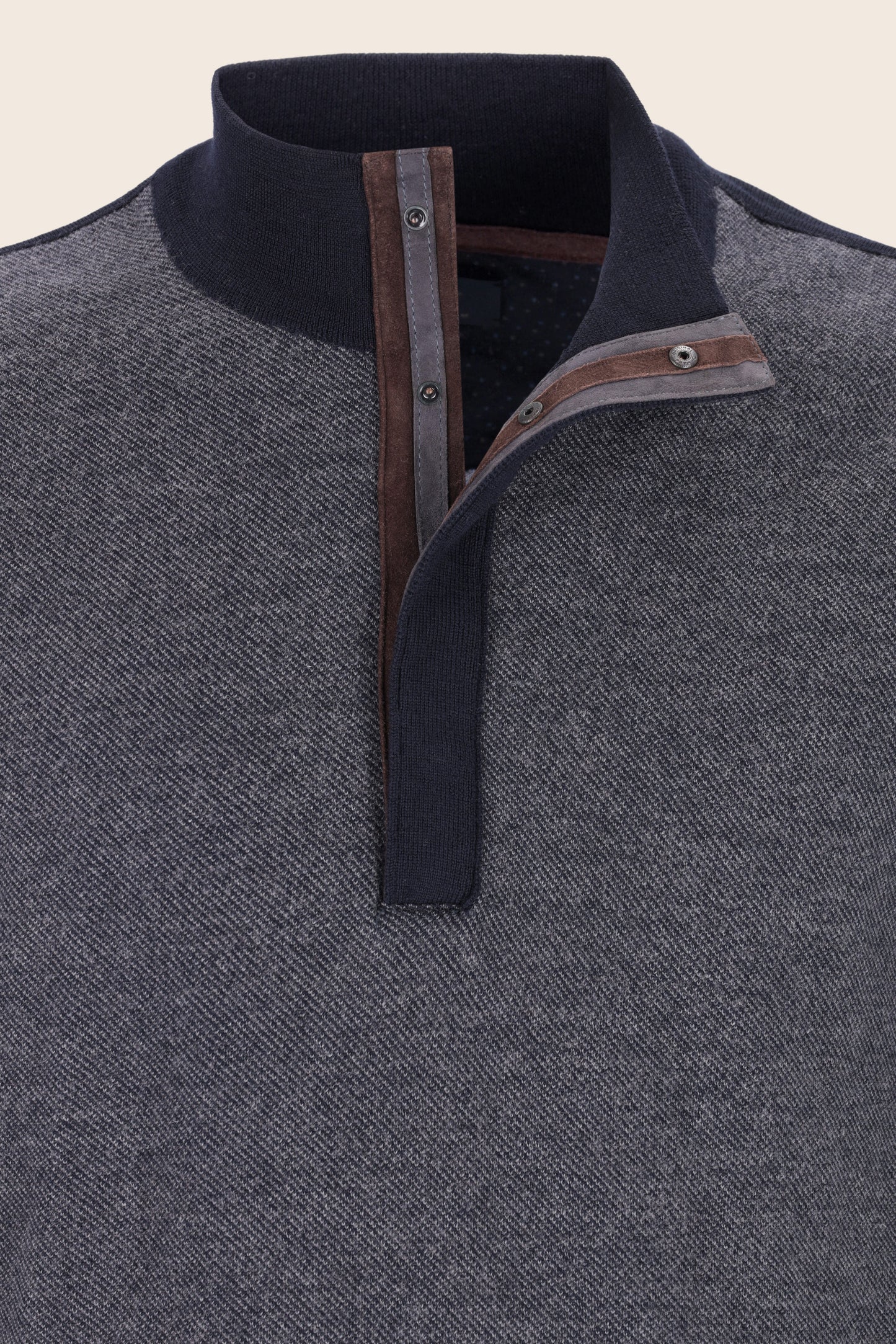 Sweater front buttons and alcantara Details